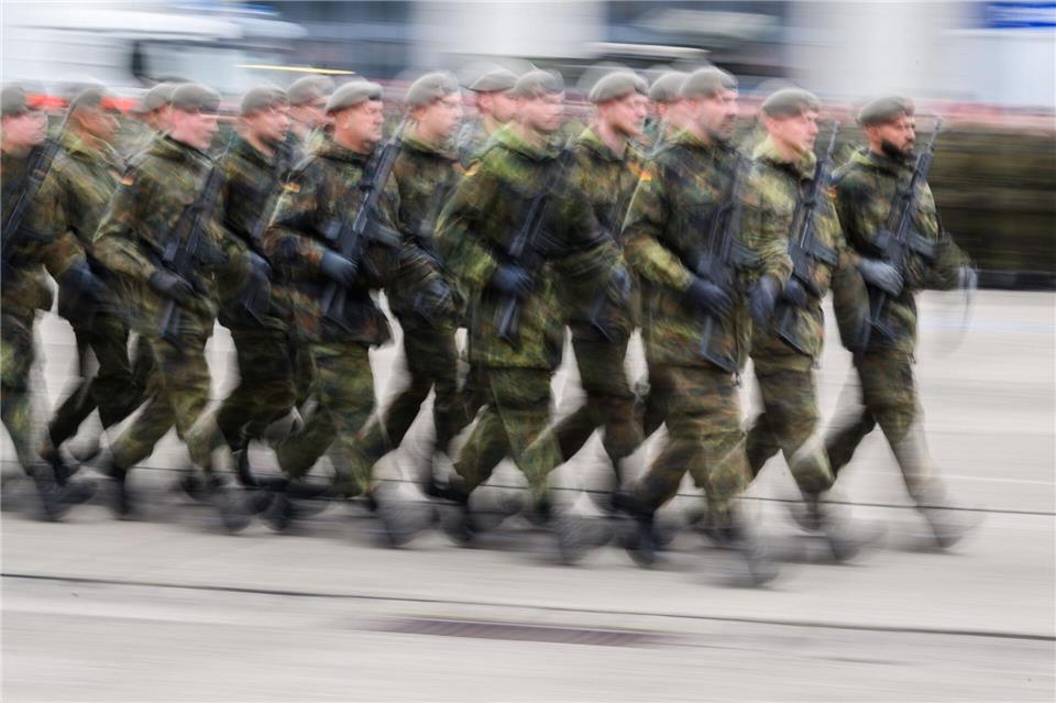Die Bundeswehr erweitert Musterungszentren. (Symbolbild)Julian Stratenschulte/dpa