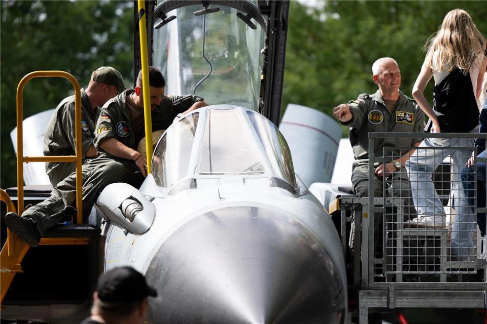 Die Bundeswehr freut sich über großes Interesse an ihrer Ausstellung und berichtet von einer stärker werdenden Wertschätzung für ihre Arbeit. Florian Wiegand/dpa