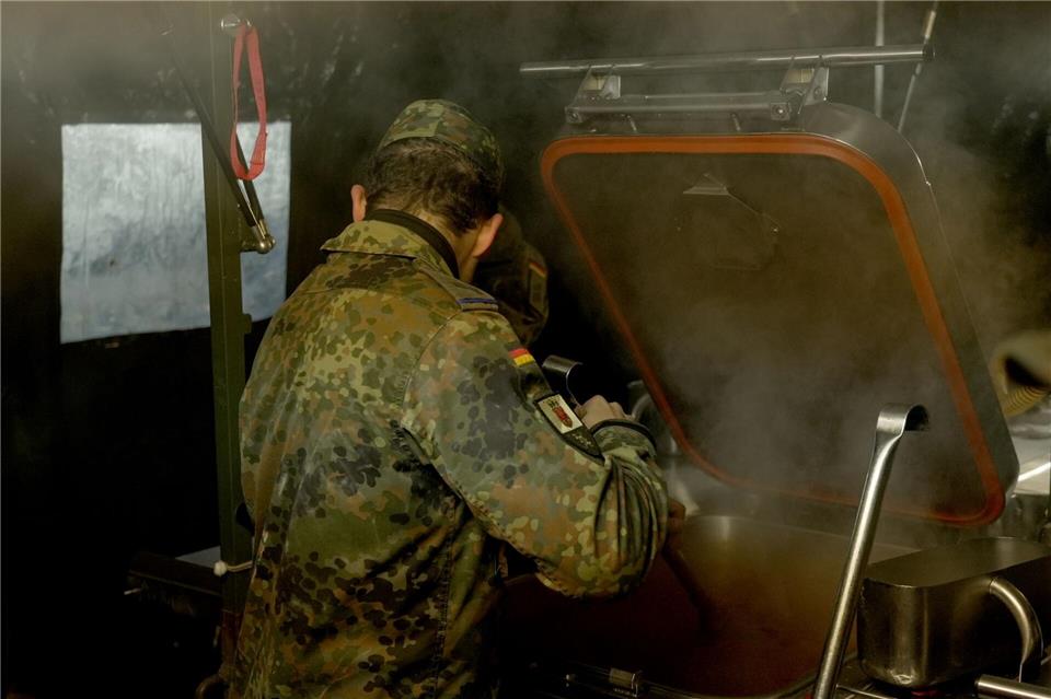 Die Bundeswehr half während des tagelangen Stromausfalls im Südwesten von Berlin unter anderem mit einer Suppenküche aus. (Archivbild)Syen Kaeuler/dpa