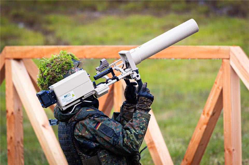 Die Bundeswehr hat die technischen Möglichkeiten zur Drohnenabwehr. Im Inland darf sie allerdings in Friedenszeiten nicht so ohne weiteres tätig werden. (Archivfoto)Moritz Frankenberg/dpa