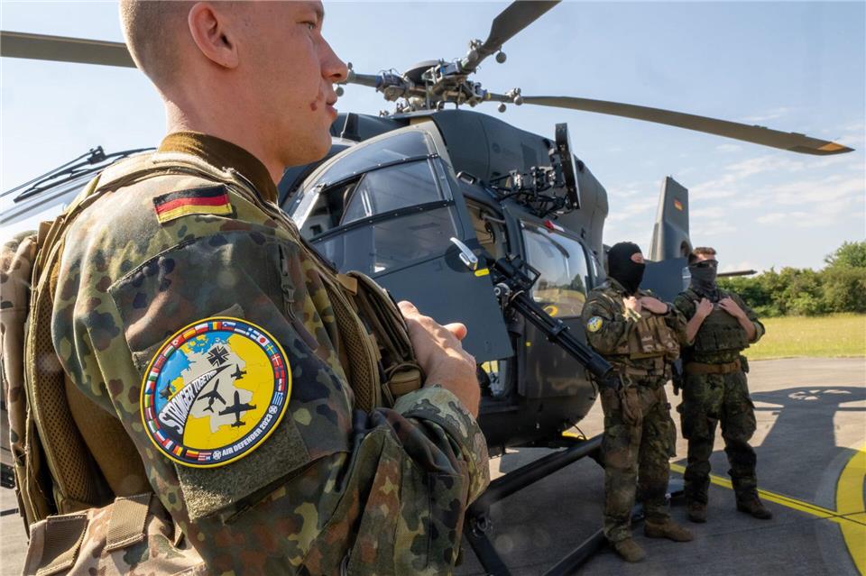 Die Bundeswehr hat weitere Airbus-Hubschrauber vom Typ H145M bestellt. (Archivfoto)Peter Kneffel/dpa