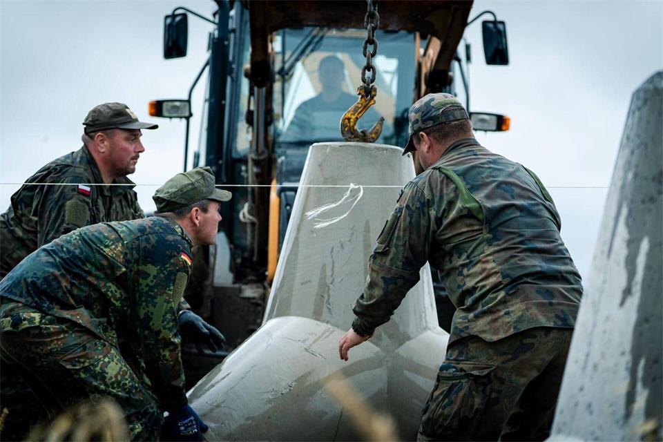 Die Bundeswehr hilft bei der Befestigung von Polens Ostgrenze. (Archivfoto)---/Polnische Streitkräfte/dpa