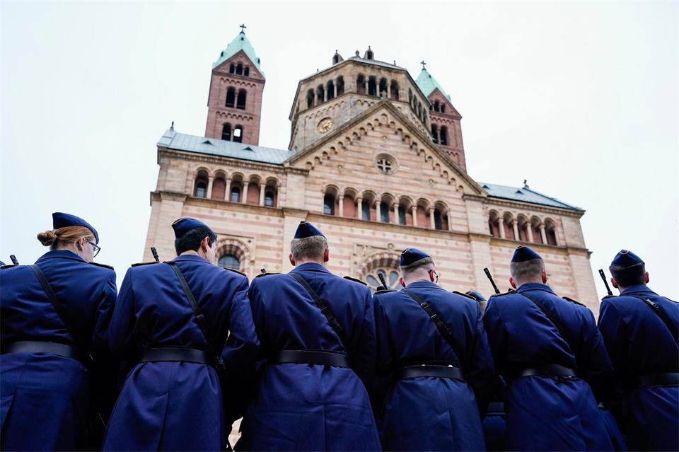 Die Bundeswehr kehrt nach Speyer zurück. (Symbolbild)Uwe Anspach/dpa