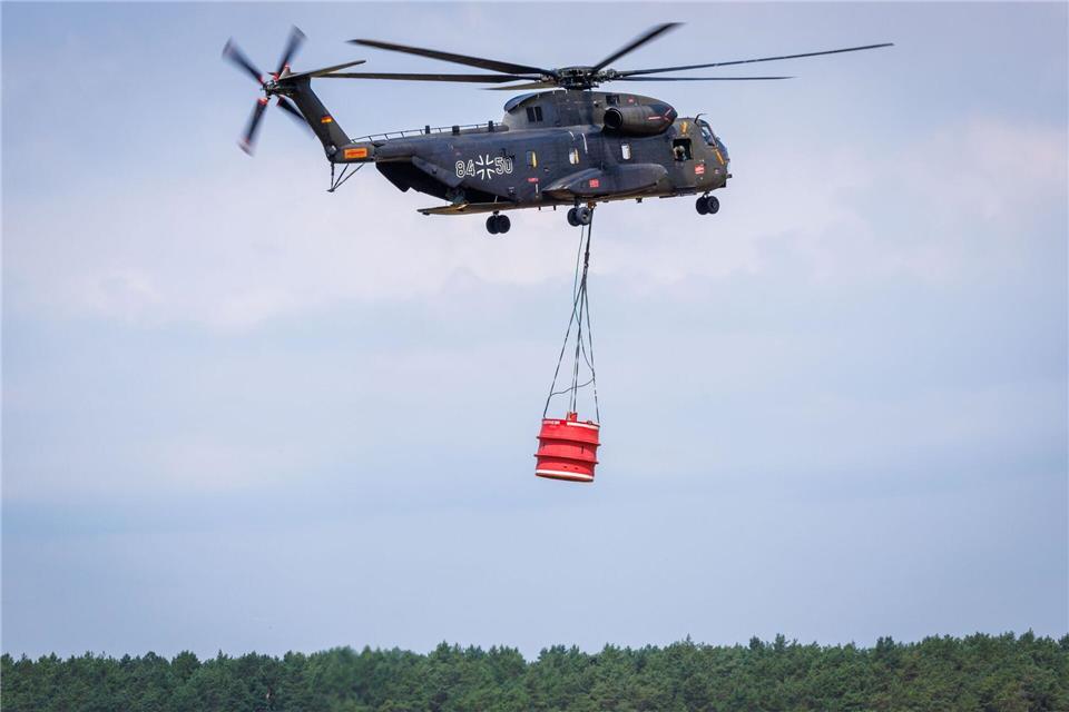 Die Bundeswehr schickte zwei große CH-53-Hubschrauber, die mit 5.000-Liter-Wassertanks zum Einsatz fliegen. Jens Büttner/dpa