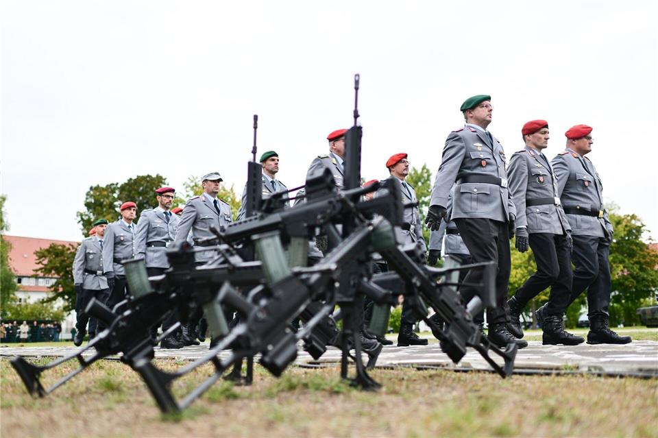 Die Bundeswehr soll attraktiver werden für junge Leute, denn der Bedarf ist aus Sicht der Regierung groß. (Archivbild)Sebastian Christoph Gollnow/dpa