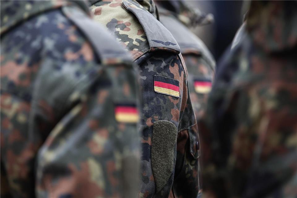 Die Bundeswehr übt die Verlegung von Soldaten und Großgerät. (Symbolbild)Hannes P. Albert/dpa
