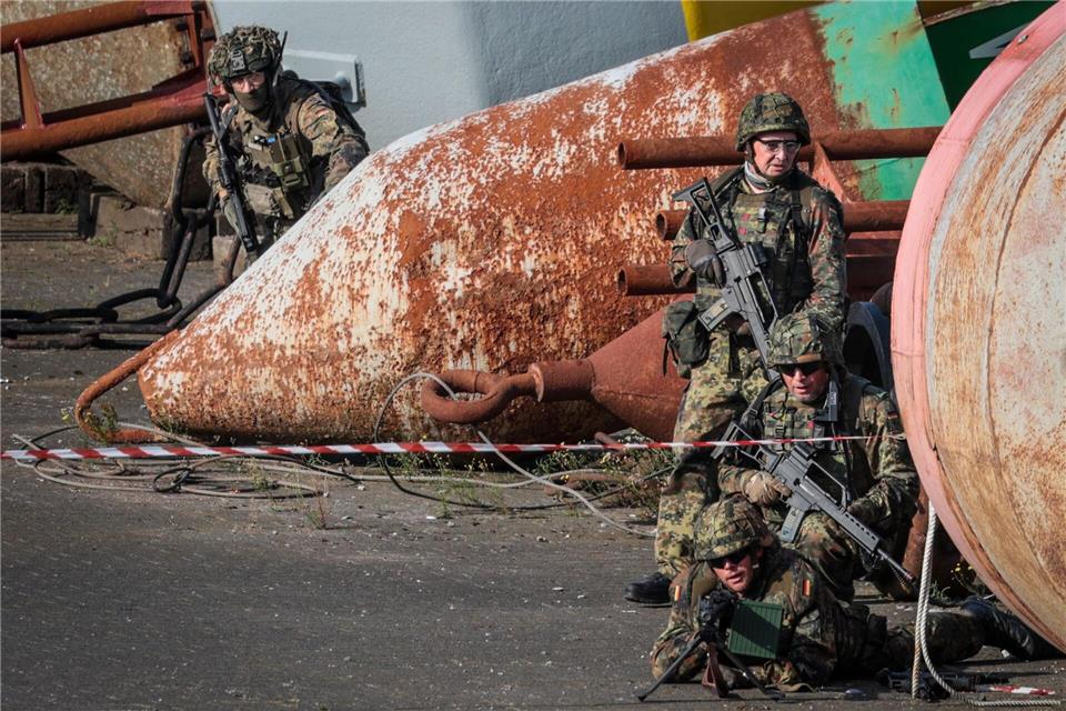 Die Bundeswehr übt die Verteidigung kritischer Infrastruktur im Hafen. (Archivbild)Focke Strangmann/dpa