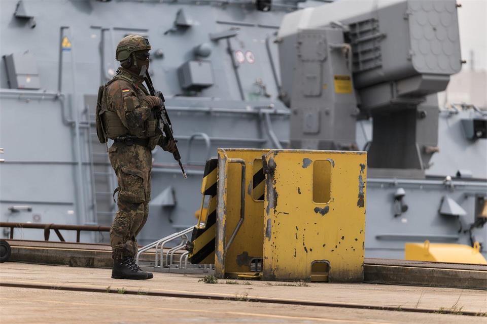 Die Bundeswehr übt inzwischen regelmäßig im Hamburger Hafen. (Archivbild) Marcus Golejewski/dpa
