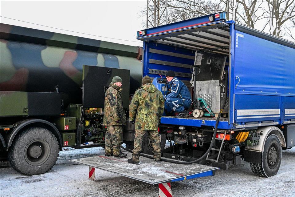 Die Bundeswehr unterstützt das Technische Hilfswerk bei der Betankung mit Diesel, der für Notstromaggregate benötigt wird.Jens Kalaene/dpa