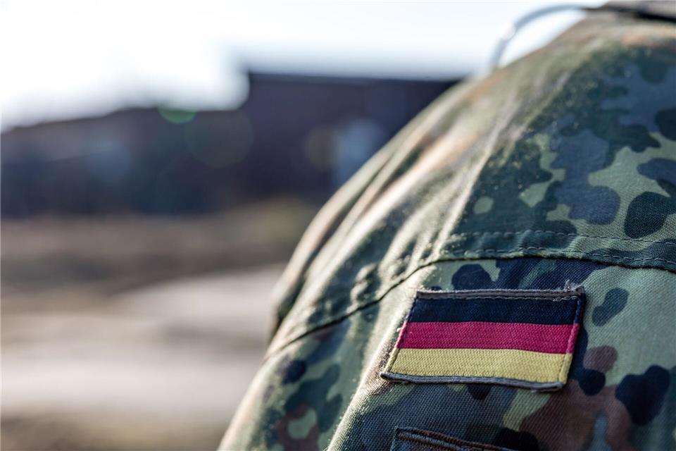 Die Bundeswehr will Bescheid wissen, wo sich mögliche Wehrdienstleistende aufhalten. (Symbolbild)Frank Hammerschmidt/dpa