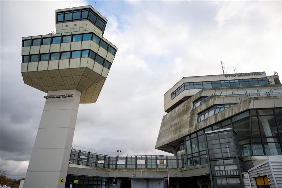 Schumacher-Quartier durch Bundeswehr-Pläne nicht gefährdet Die Bundeswehr will weiterhin Teile des ehemaligen Flughafengeländes nutzen können. (Archivbild) Christophe Gateau/dpa