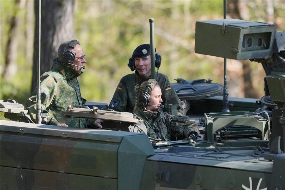 Die Bundeswehr wird massiv gestärkt. (Archivbild)Markus Schreiber/AP POOL/dpa
