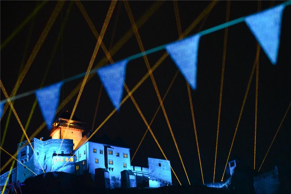 Die Burg Trenčín ist während des Eröffnungswochenendes der Kulturhauptstadt Europas Trenčín 2026 farbig beleuchtet.Martin Medòanský/TASR/dpa