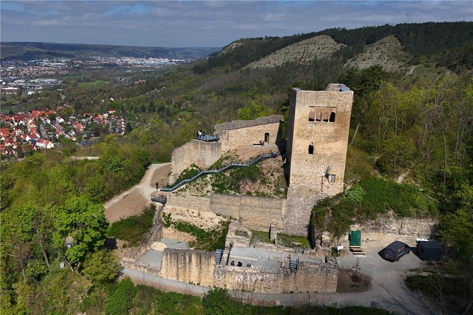 Die Burgruine Lobdeburg steht oberhalb des Saaletals.Martin Schutt/dpa