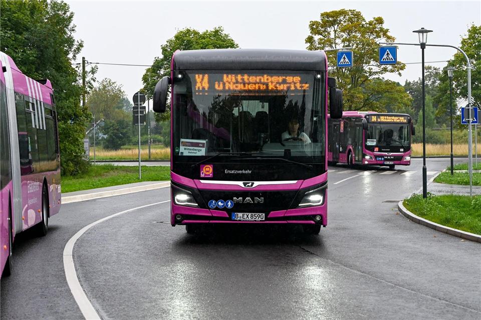 Die Busflotte im Schienenersatzverkehr Hamburg-Berlin wird wegen Änderungen beim Fahrzeugleasing ausgetauscht. Jens Kalaene/dpa