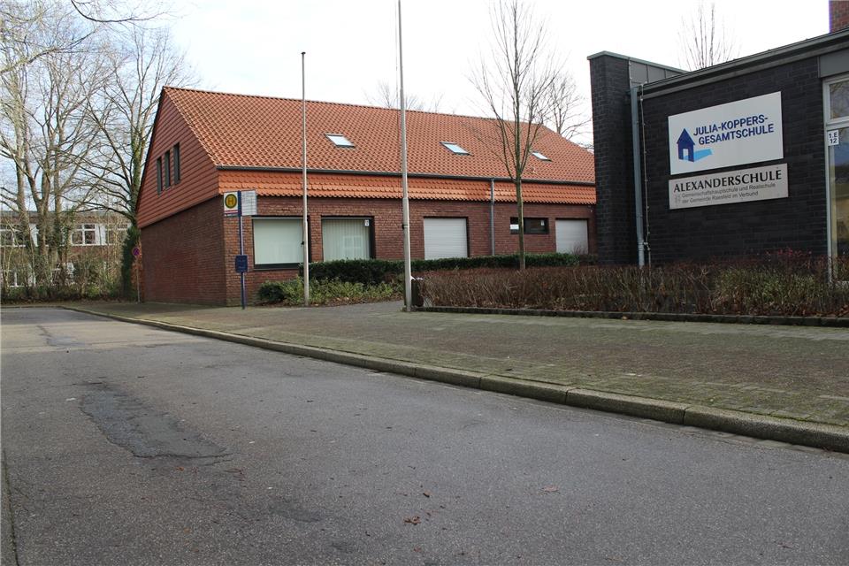 Die Bushaltestelle an der Gesamt- und der Alexanderschule soll doch nicht verlegt werden.