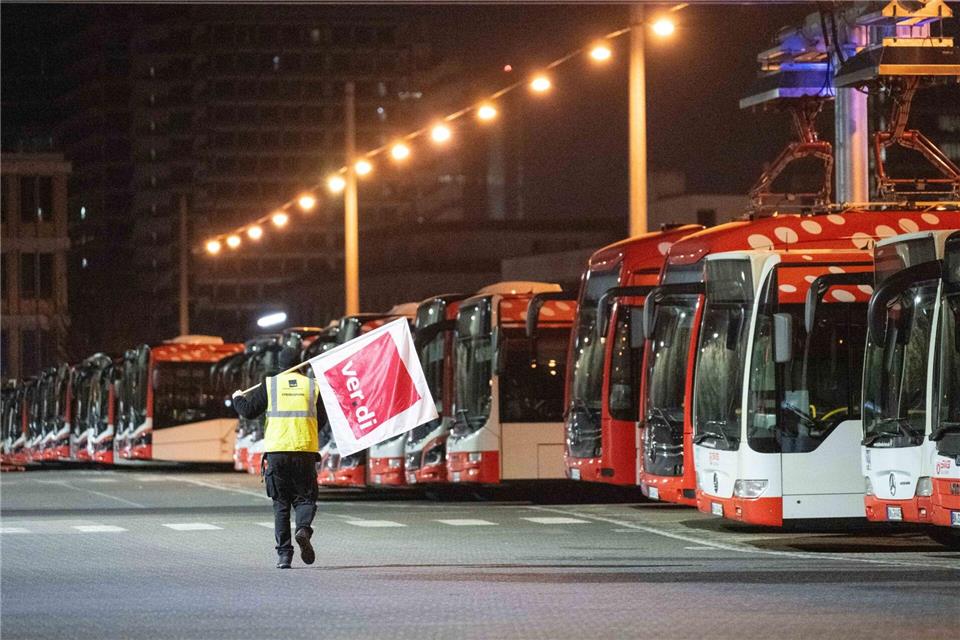 Die Busse bleiben am Freitag im Depot.Benjamin Westhoff/dpa
