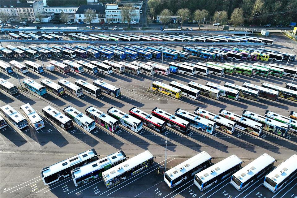Die Busse blieben im Depot.Laszlo Pinter/dpa