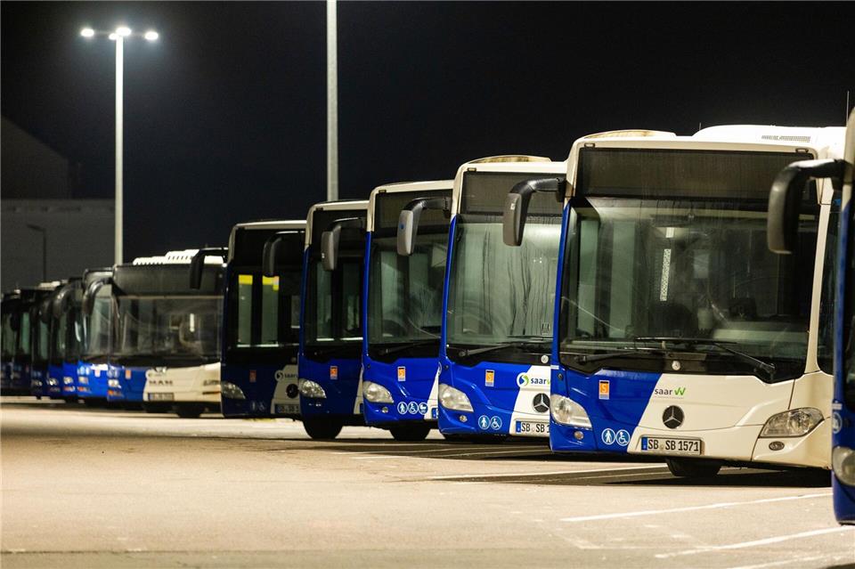 Die Busse der Saarbahn stehen still.Laszlo Pinter/dpa