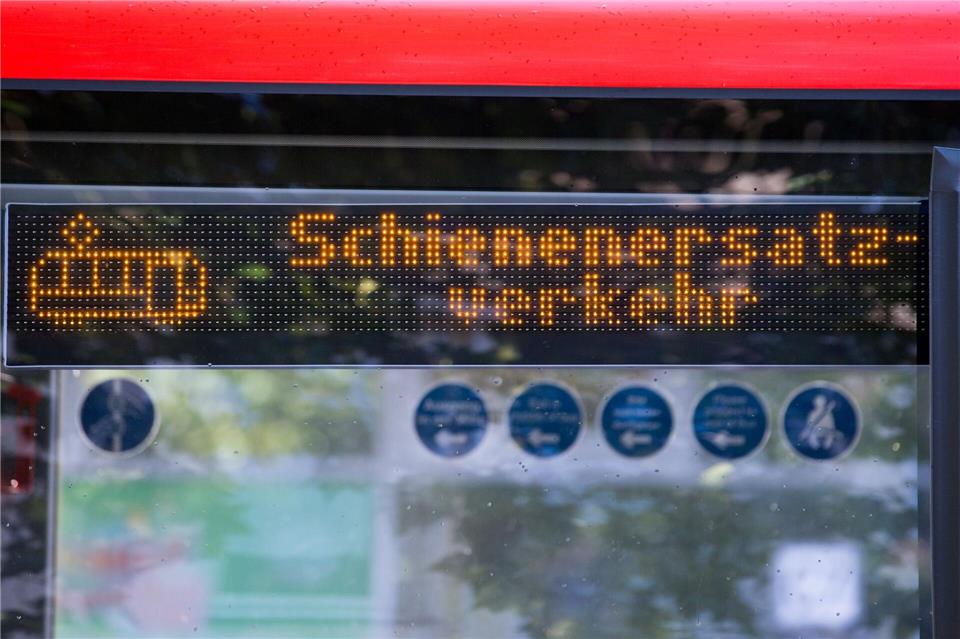 Die Busse im Schienenersatzverkehr sind deutlich länger unterwegs als die Züge. (Archivbild)picture alliance / Friso Gentsch/dpa