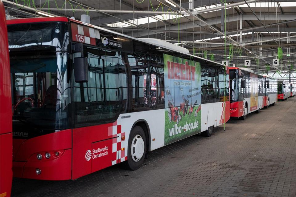 Die Busse in Osnabrück bleiben vorerst in den Depots. (Archivbild)Friso Gentsch/dpa
