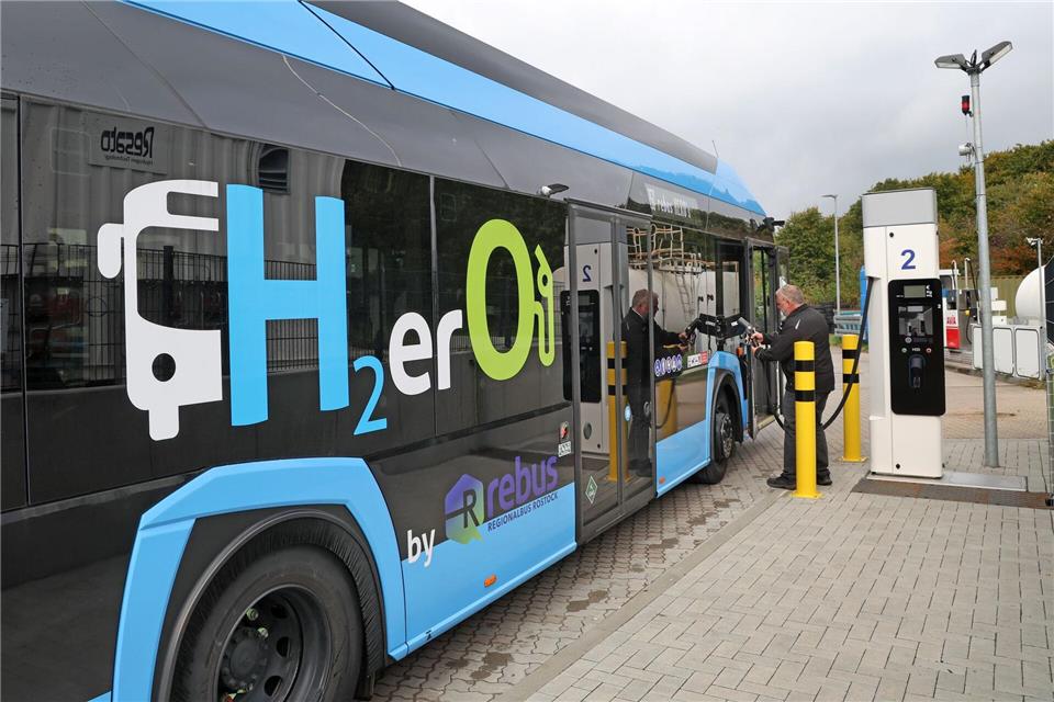 Energie- und Importgut: Wasserstoff kommt aus dem Ausland Die Busse sind mit Wasserstoff im Linienverkehr unterwegs. Bernd Wüstneck/dpa