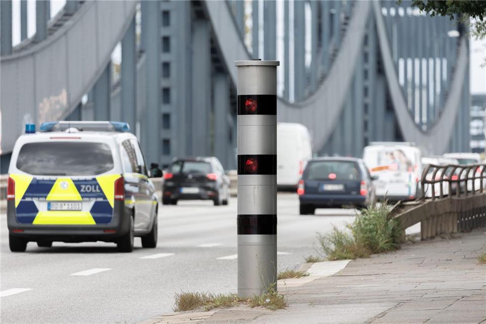 Die Bußgeldeinnahmen durch Temposünder sind im vergangenen Jahr in Hamburg um gut 5,2 Millionen Euro gesunken. (Archivbild)Markus Scholz/dpa