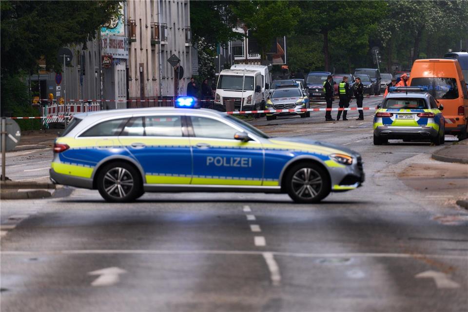 Die Buxtehuder Straße, als B73 eine der wichtigsten Verkehrsachsen in Harburg, musste wegen eines Wasserrohrbruchs voll gesperrt werden. (Archivbild)Marcus Golejewski/dpa
