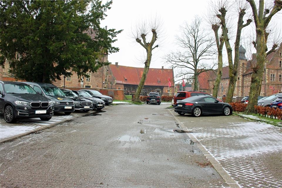 Die CDU-Fraktion hat den Antrag gestellt, die Parkplatz-Situation am Schloss zu prüfen und zu verbessern.