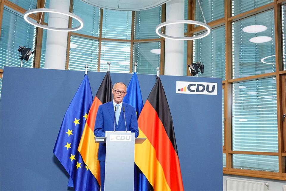 Die CDU Großbeeren in Brandenburg zeigt sich enttäuscht von der Reaktion von Kanzler und Parteichef Friedrich Merz auf die Wahlverluste. (Archivbild)Michael Kappeler/dpa