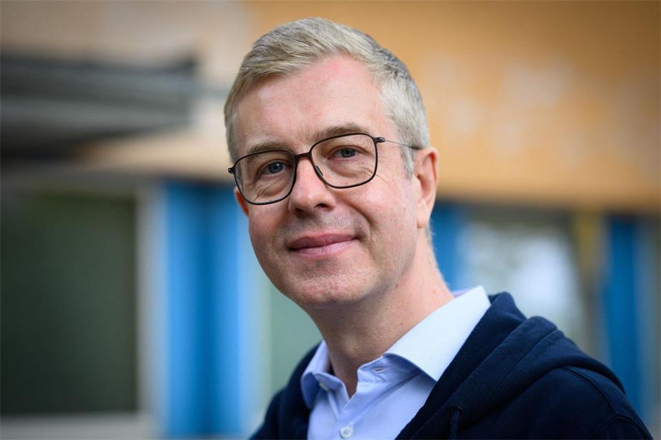 Die CDU ist in Berlin auf Platz zwei abgerutscht - nach neuen Zahlen könnte CDU-Spitzenkandidat Stefan Evers aber rechnerisch eine Regierung mit Grünen und SPD bilden.Bernd von Jutrczenka/dpa