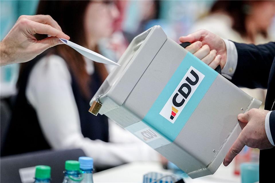 Die CDU stimmt beim Parteitag über zahlreiche Anträge ab. Kay Nietfeld/dpa