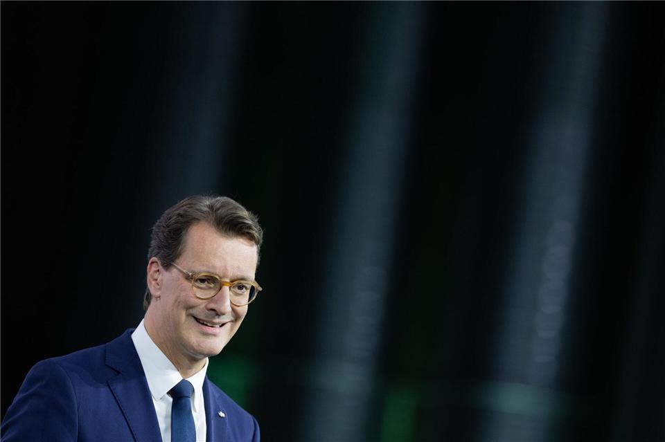 Die CDU unter Ministerpräsident Hendrik Wüst (CDU) bleibt in NRW laut einer Umfrage die stärkste Partei. (Archivbild)Rolf Vennenbernd/dpa
