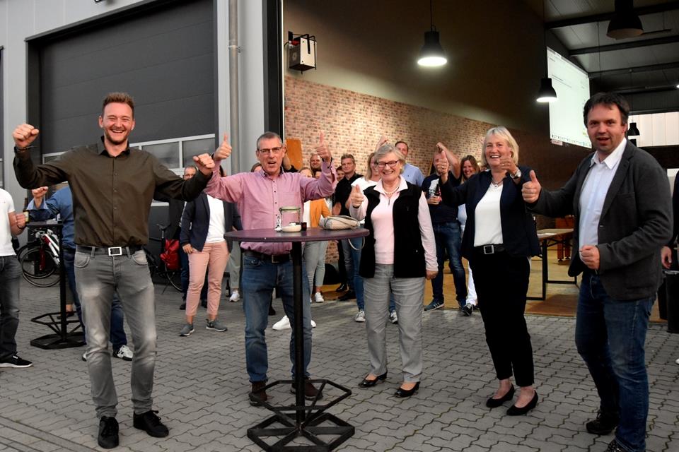 Die CDU war in Feierstimmung. Mitglieder der Christdemokraten hatten sich am Sonntagabend an der Poolball-Arena getroffen, um gemeinsam die Wahlergebnisse zu verfolgen. 
