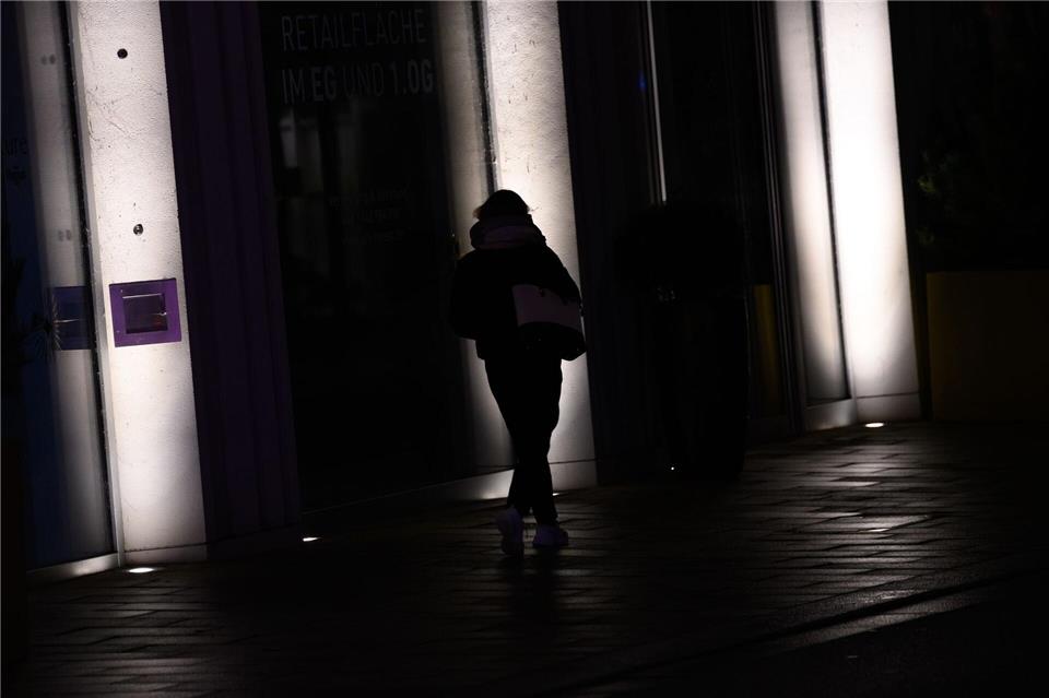 Die CDU will die Sicherheit für Frauen und Mädchen in Hamburg in der dunklen Jahreszeit erhöhen (Symbolbild).Jonas Walzberg/dpa