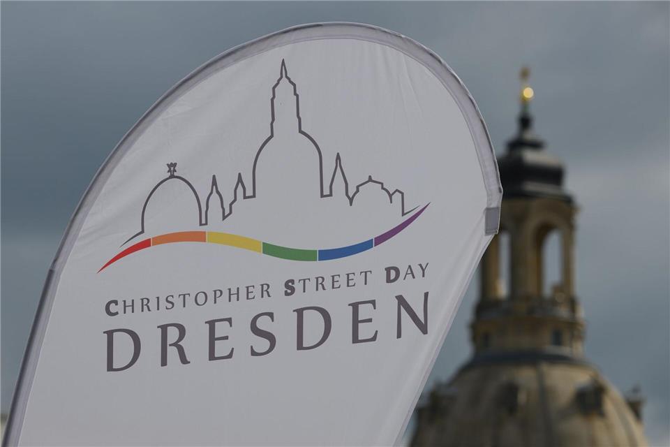Die CSD-Organisatoren in Dresden wollen den Versammlungsstatus des im Juni geplanten Straßenfestes per Gericht durchsetzen. (Symbolbild)Robert Michael/dpa