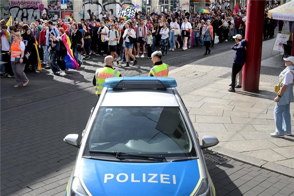 Die CSD-Veranstaltungen wie hier 2025 in Halle werden mittlerweile meist von vielen Polizeikräften begleitet. (Archivbild)Heiko Rebsch/dpa