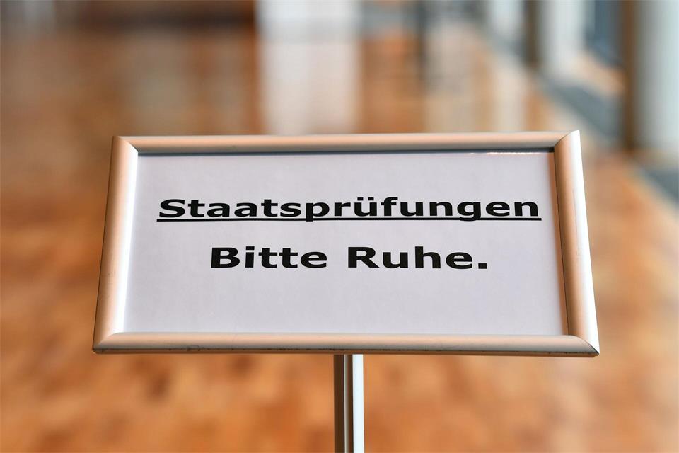 Die CSU ist offen für einen integrierten Jura-Bachelor. (Symbolbild) Martin Schutt/dpa-Zentralbild/dpa
