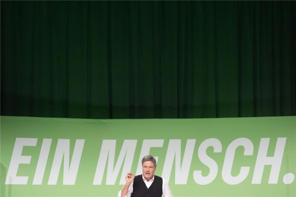 Polizei beendet ungenehmigte Habeck-Projektion auf Siegestor Die CSU kritisiert die Wahlkampfaktion und sprach von „grüner Arroganz“.Marcus Brandt/dpa