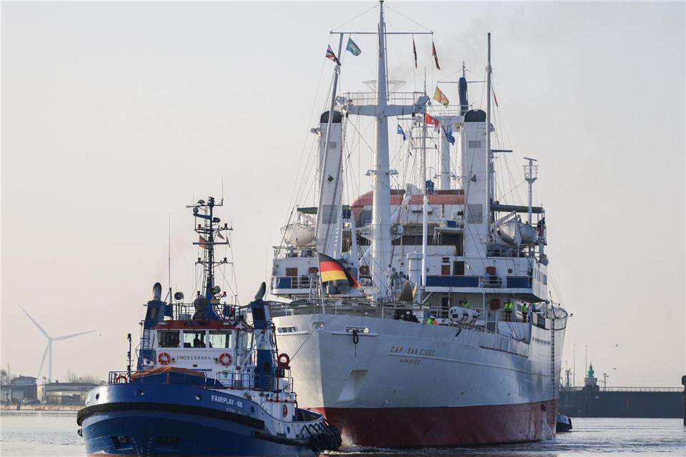 Die „Cap San Diego“ hat Bremerhaven erreicht.Focke Strangmann/dpa