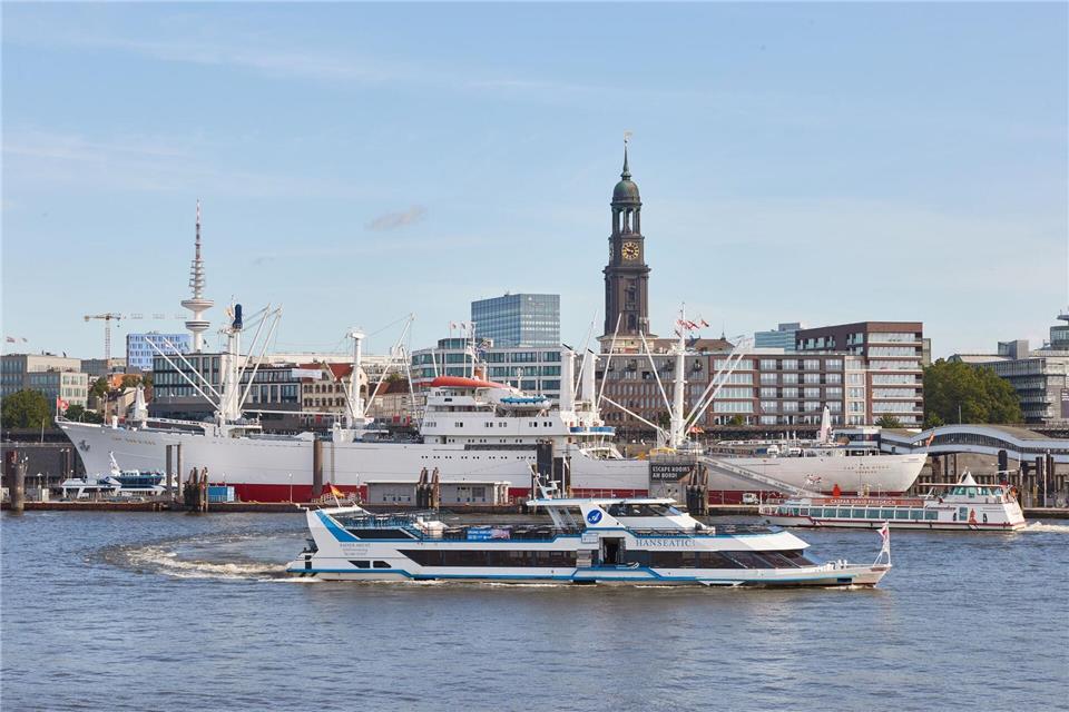 Die „Cap San Diego“ liegt als Museumsschiff an der Überseebrücke im Hamburger Hafen. (Archivbild)Georg Wendt/dpa