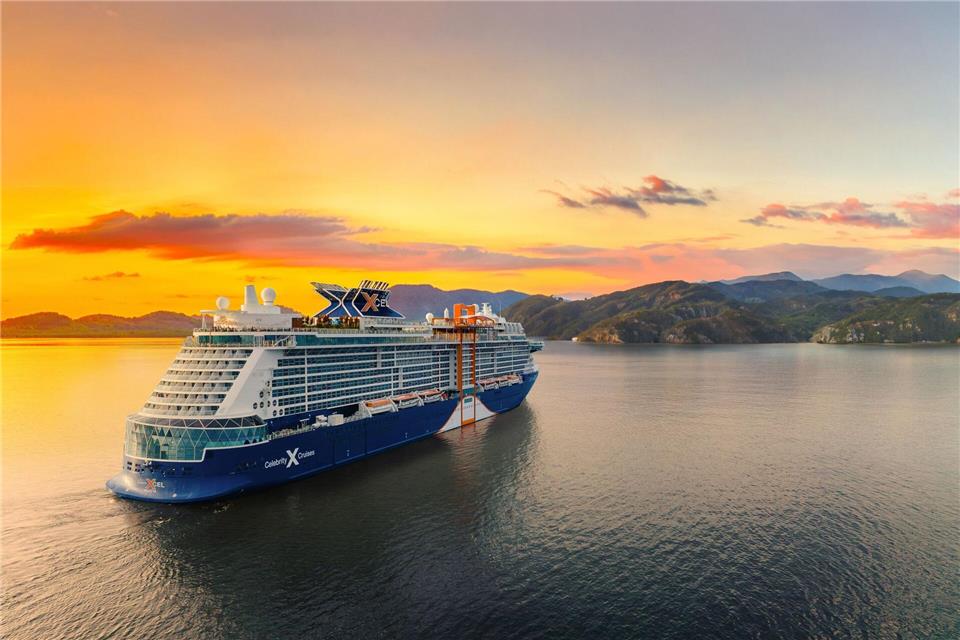 Die „Celebrity Xcel“ hat wie ihre Schwesterschiffe eine freischwebende Plattform namens „Magic Carpet“ an der Seite - gut zu erkennen ihre seine orange Farbe.Celebrity Cruise Line/dpa-tmn