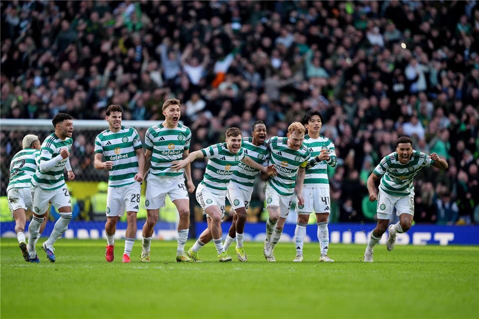 Die Celtic-Spieler feiern den Sieg gegen die Rangers. Andrew Milligan/PA Wire/dpa