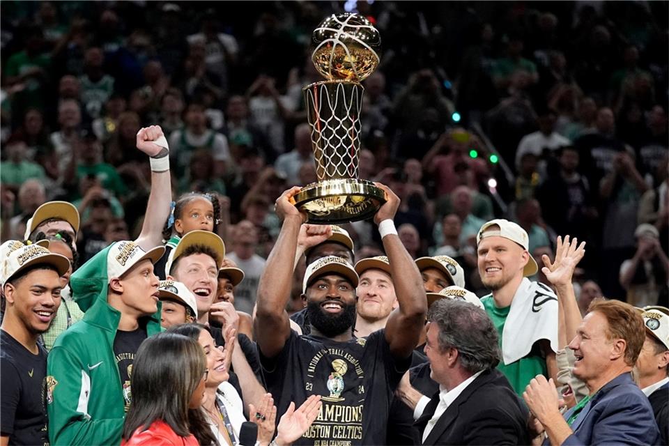 Die Celtics um Stars wie Stars Jaylen Brown (M) feiern nun ihre erste Meisterschaft seit 2008.