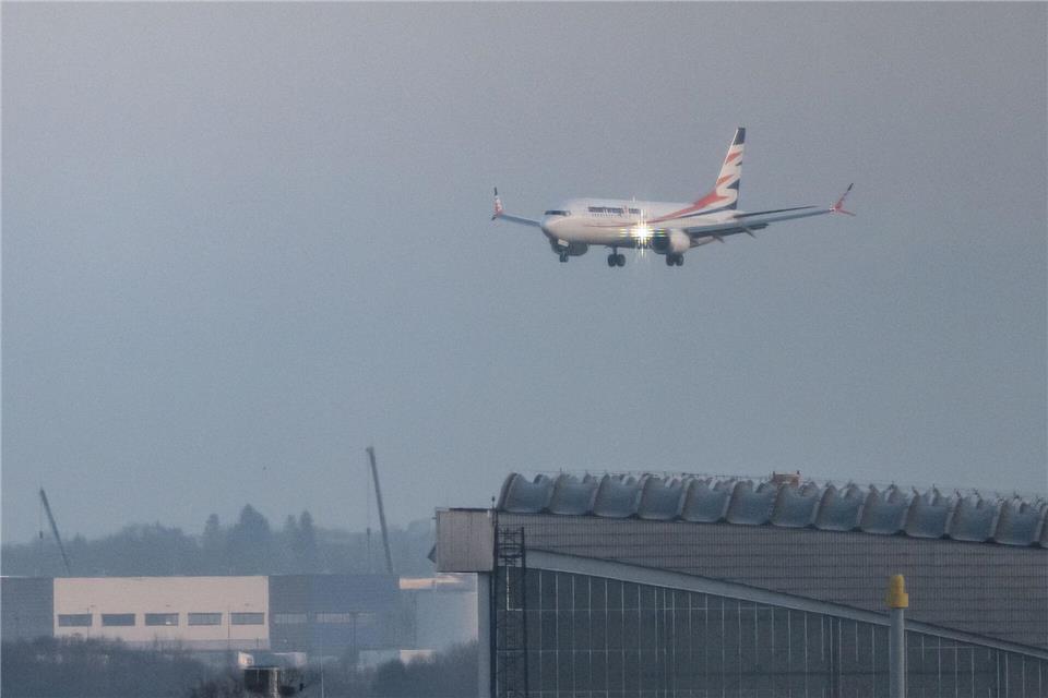 Die Chartermaschine mit den geflüchteten Afghaninnen und Afghanen an Bord landete am Morgen am Flughafen Berlin Brandenburg.Fabian Sommer/dpa