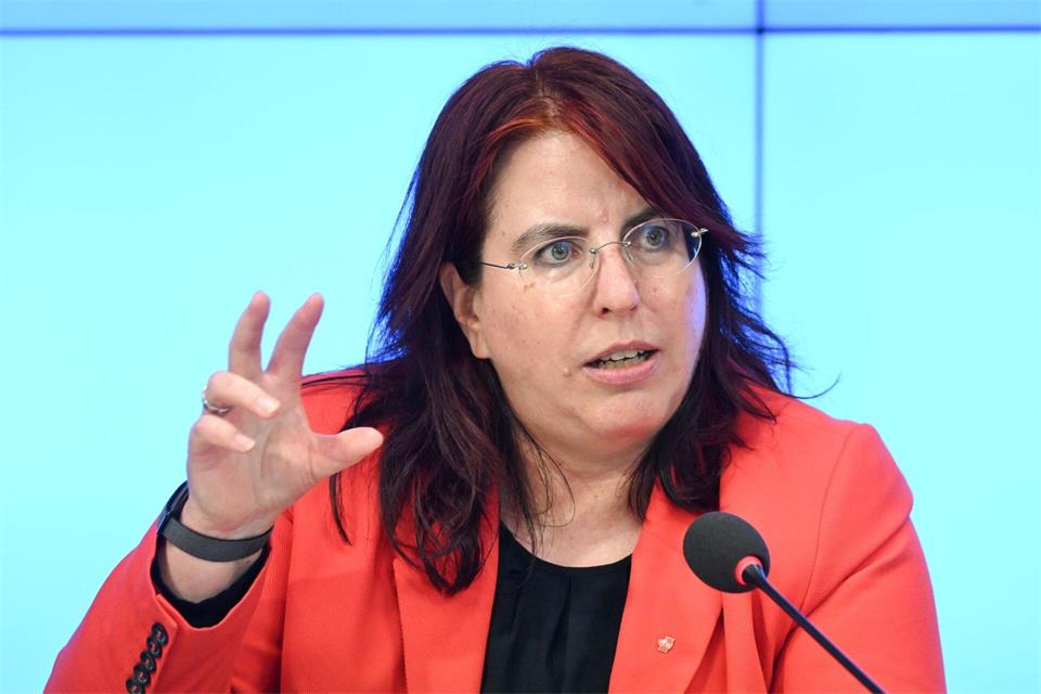 Die Chefin der Bildungsgewerkschaft GEW, Monika Stein, plädiert dafür Vergleichsarbeiten auszusetzen, um Lehrern mehr Zeit für den Unterricht zu ermöglichen.Bernd Weißbrod/dpa