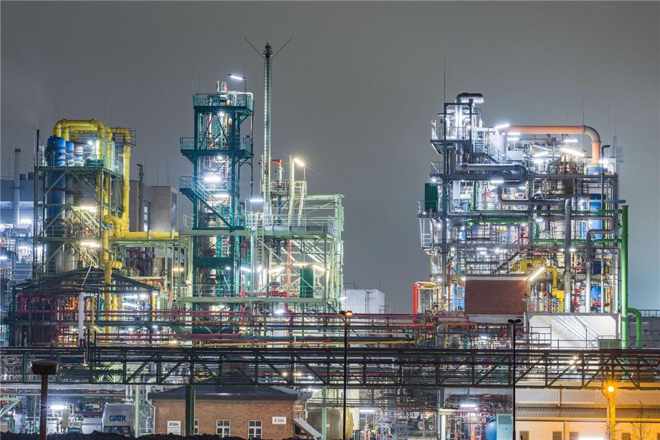 Die Chemie-Industrie verbraucht besonders viel Energie. (Archivbild)Andreas Arnold/dpa