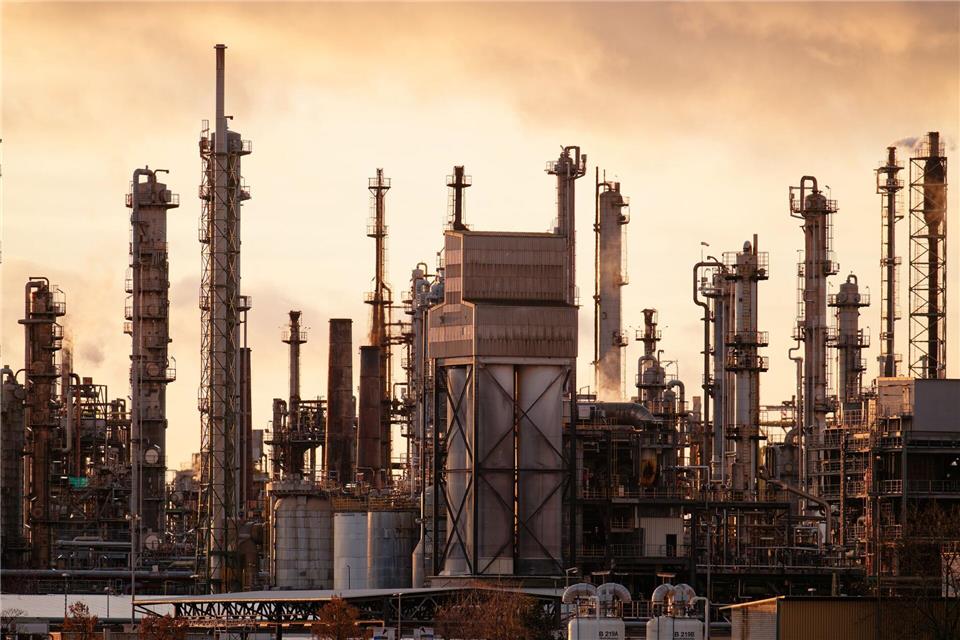 Die Chemieindustrie leidet unter hohen Energiepreisen und der Konjunkturflaute. (Archivbild)Uwe Anspach/dpa