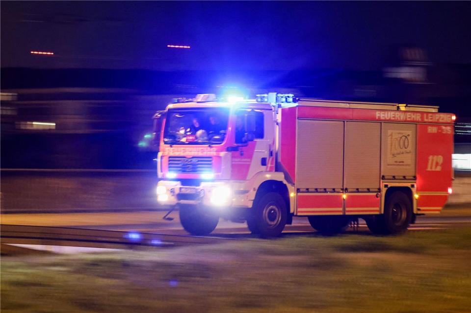 Die Chemnitzer Feuerwehr musste in der Nacht zu einem Großbrand in einer Industriebrache ausrücken (Symbolbild). Jan Woitas/dpa