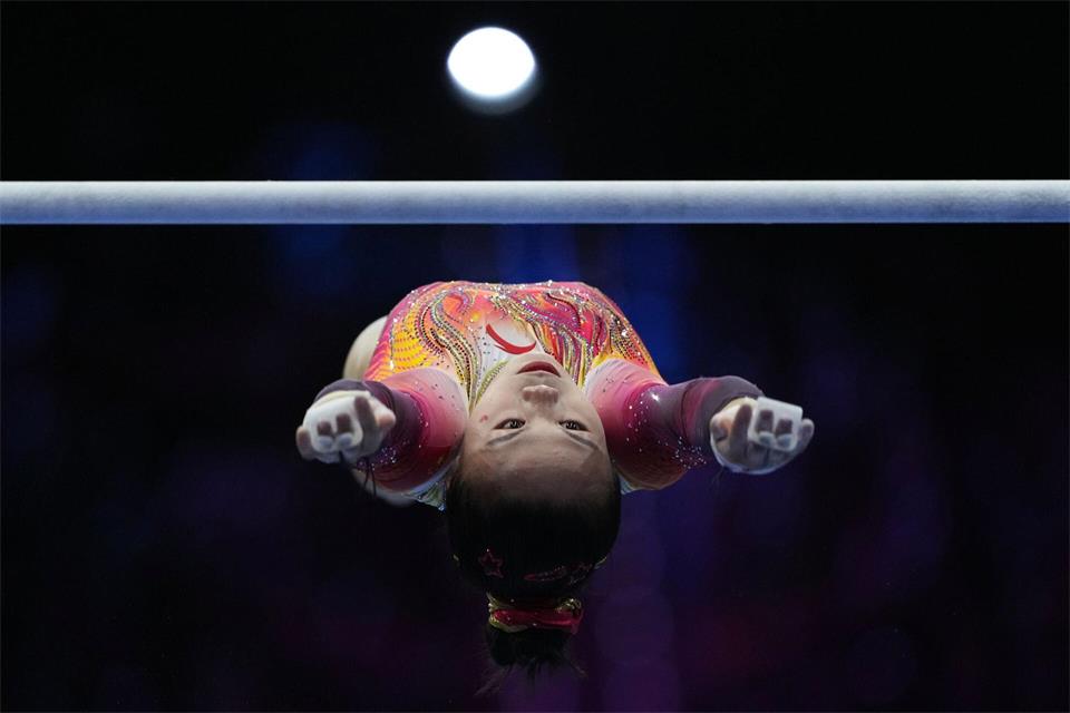 Die Chinesin Zhang Qingying am Stufenbarren.Francisco Seco/AP/dpa